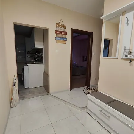 Newly Renovated 2 Bedroom In Apartment *