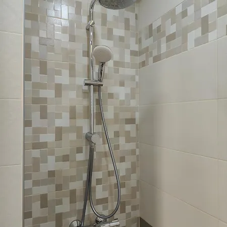 Newly Renovated 2 Bedroom In Lägenhet Sofia