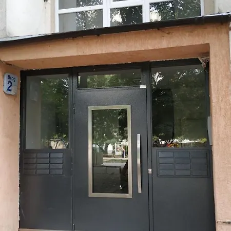 Newly Renovated 2 Bedroom In *