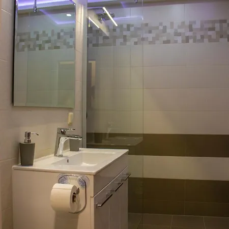 Apartamento Newly Renovated 2 Bedroom In *